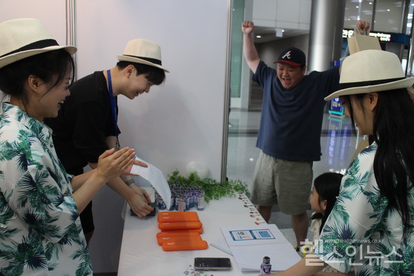 7일코엑스에서운영된구강보건의날홍보부스에서구강건강퀴즈를맞춘가족이즐거워하고있다.