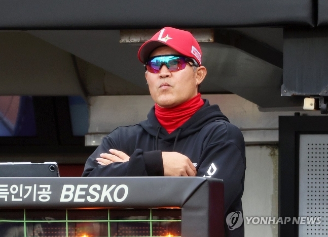 경기 지켜보는 이숭용 감독