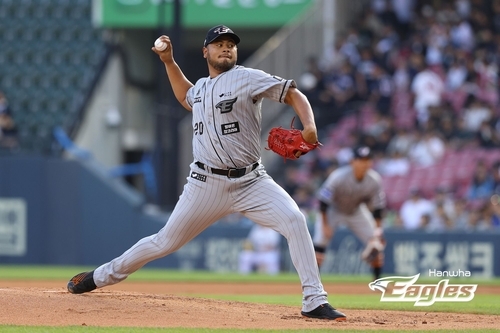 '900승 달성' 김경문 감독, 올림픽 우승 주역 '사령탑' 맞대결 승리.. 한화, 두산 제압