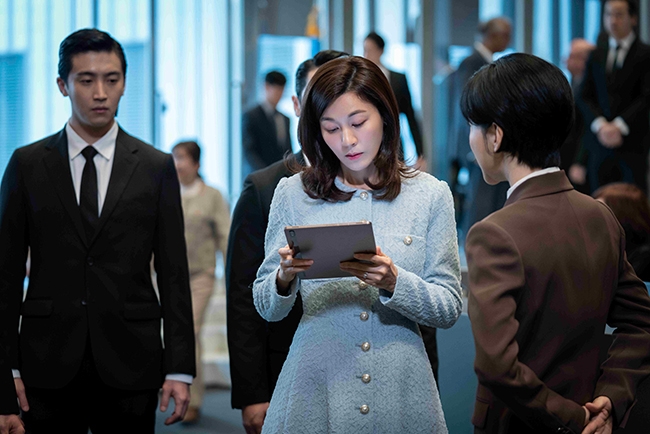 ‘화인가 스캔들’ 김하늘, 세계를 사로잡은 우아한 카리스마…화인가 아이콘 오완수 캐릭터 스틸 공개