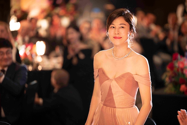 ‘화인가 스캔들’ 김하늘, 세계를 사로잡은 우아한 카리스마…화인가 아이콘 오완수 캐릭터 스틸 공개