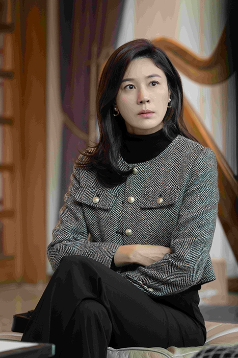 ‘화인가 스캔들’ 김하늘, 세계를 사로잡은 우아한 카리스마…화인가 아이콘 오완수 캐릭터 스틸 공개