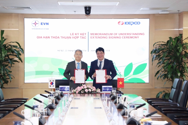 김동철 한전 사장(왼쪽)과 응우옌 안 뚜언 EVN 사장이 MOU 체결 후 기념 촬영하고 있다. / 사진=한국전력 제공