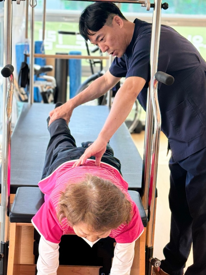 모던필라테스 임규돈 명예회장님이 노인회원을 대상으로 근육강화 조절능력강화 운동을 지도중에 있다