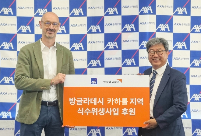 한스 브랑켄 AXA손해보험 대표이사(좌), 한상호 월드비전 CMO(우)가서울 용산구 소재 악사손보 본사에서 ‘방글라데시 카하롤 지역 식수위생사업 후원’ 전달식을 진행하고 있다