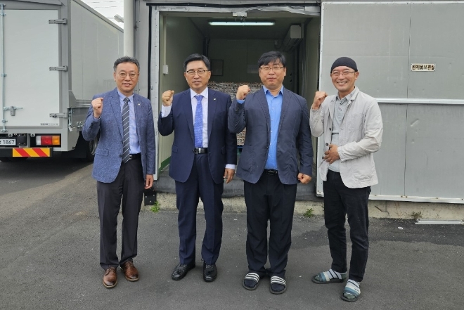 김춘진 한국농수산식품유통공사 사장(왼쪽 두 번째)이 김봉현 제주웰빙영농조합법인 부사장(오른쪽 두 번째) 및 관계자들과 기념 촬영하고 있다. / 사진=한국농수산식품유통공사 제공