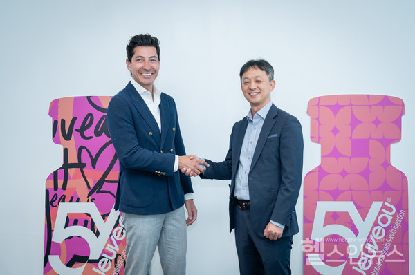 양사대표가기념촬영을하고있다.(왼쪽부터데이비드모아타제디에볼루스대표,박성수대웅제약대표)