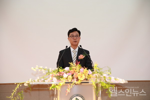 고신대복음병원제11대최종순병원장이취임사를하고있다.