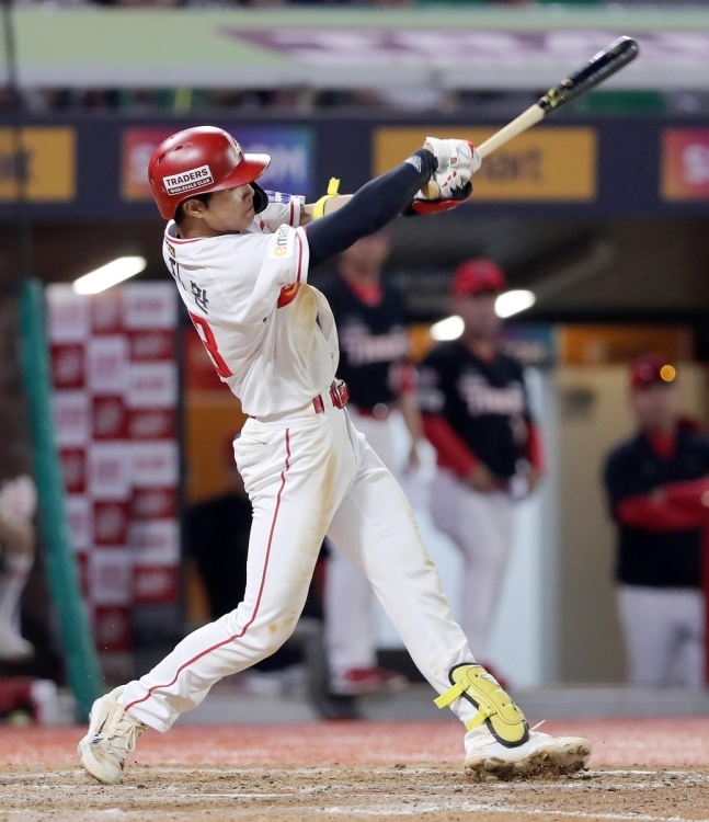 박지환의 끝내기 안타 타격 장면