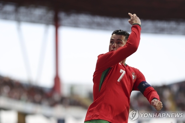 호날두, 아일랜드 평가전서 멀티골 맹활약.. A매치 130호골 '역대 A매치 통산 최다 득점'