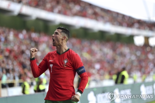 호날두, 아일랜드 평가전서 멀티골 맹활약.. A매치 130호골 '역대 A매치 통산 최다 득점'