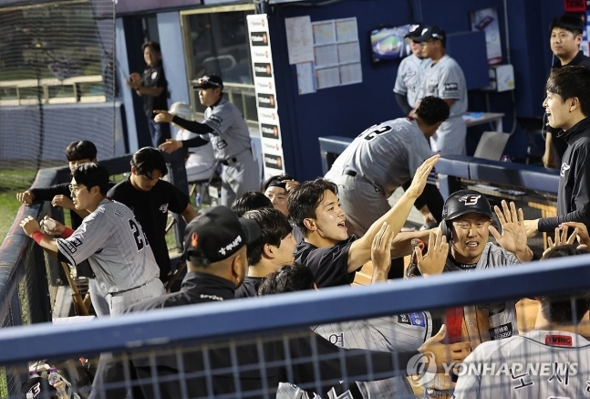 리드 되찾고 기뻐하는 한화 선수들