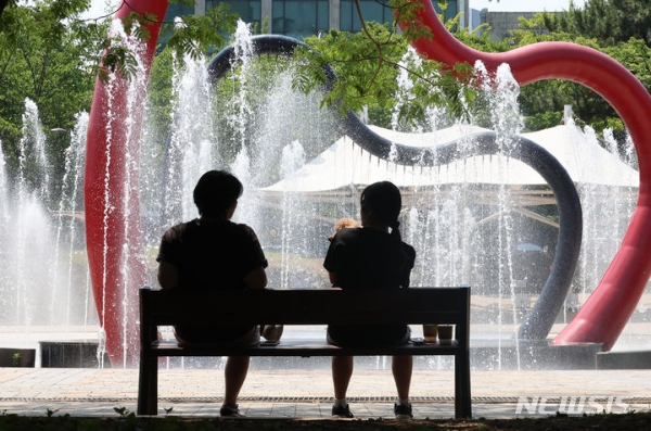 전국이 30도를 웃도는 더운 날씨를 보인 11일 오후 인천 남동구 중앙공원에서 시민들이 분수대에서 나오는 물줄기를 보며 더위를 식히고 있는 모습.