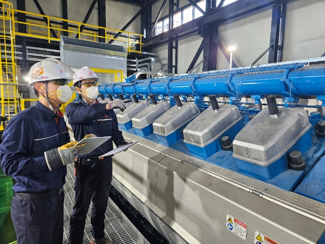 SK이노베이션 울산Complex 구성원들이 가스엔진 발전기를 점검하고 있다. / 사진=SK이노베이션 제공