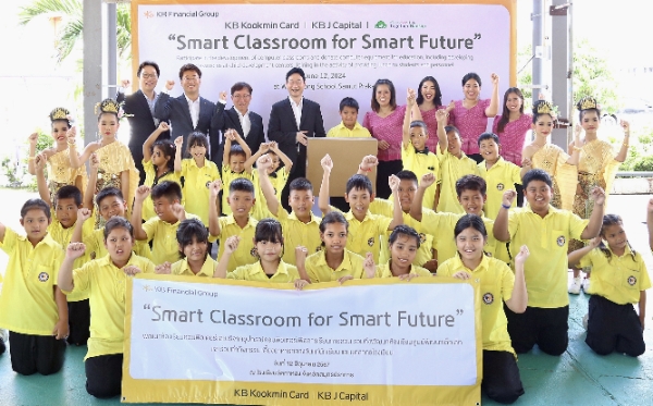 지난 12일 태국 사뭇프라칸주에 위치한 왓 칼롱 스쿨(Wat Kalong School) 초중등학교에서 열린 스마트 교육 공간 구성 및 시설 개선을 위한 기부금 전달식에서 이창권 KB국민카드 사장(사진 맨 뒷줄 왼쪽에서 네번째)이 참석자와 기념촬영 하고 있다. / 사진=KB국민카드 제공