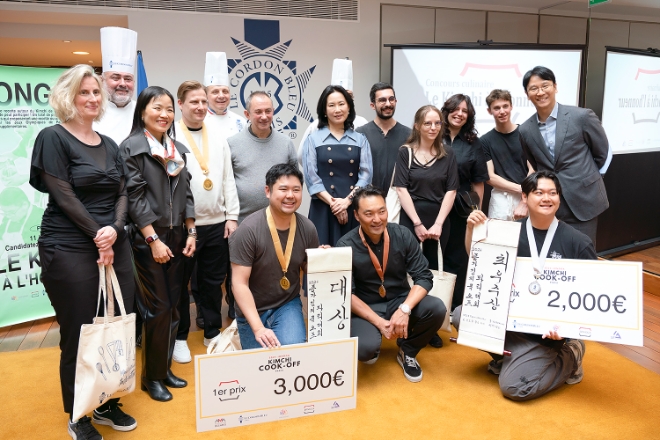 프랑스 종가 김치 블라스트 요리대회에서 수상자들이 기념 촬영하고 있다. / 사진=대상 제공