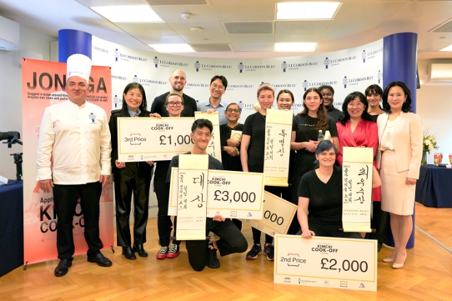 런던 종가 김치 블라스트 요리대회 수상자들이 기념 촬영하고 있다. / 사진=대상 제공