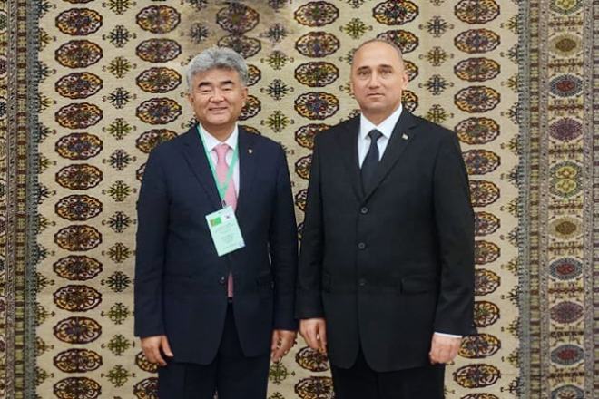 정원주 대우건설 회장(왼쪽)이 지난 11일 투르크메니스탄 수도 아쉬하바트에서 열린 한-투 비즈니스포럼에서 투르크메니스탄 국영화학공사 회장을 만났다. / 사진=대우건설 제공