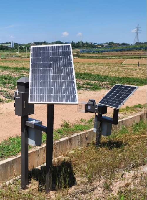 LG CNS는 전라남도 나주시에 ‘첨단 무인자동화 농업생산 시범단지 지능화 플랫폼’ 구축을 완료, 본격 서비스에 나섰다고 13일 밝혔다. 사진은 전라남도 나주시에 설치된 (좌측부터)‘디지털 허수아비’와 ‘디지털 트랩’의 모습. (사진 = LG CNS 제공)