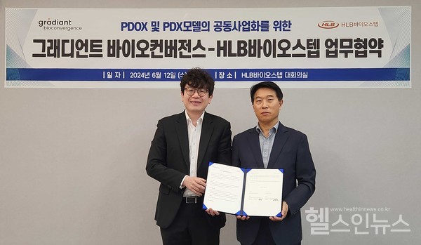그래디언트바이오컨버전스이진근대표(왼쪽)와HLB바이오스텝문정환대표는지난12일HLB바이오스텝대회의실에서암환자유래오가노이드마우스이식모델(PDOX)공동사업을위한업무협약을체결했다.