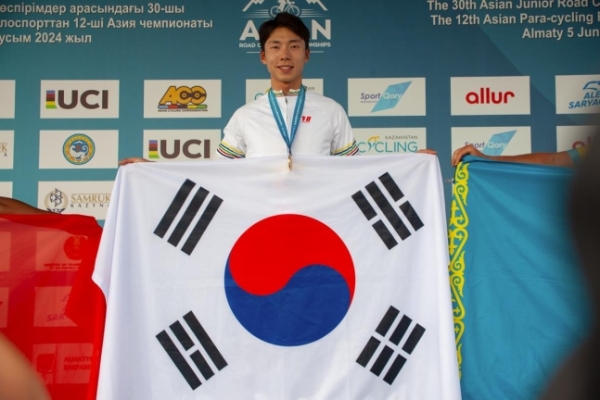 '마지막 한 바퀴..' 남은 힘 쥐어짠 김유로, 경쟁자들 제치고 '아시아 도로사이클선수권' 우승