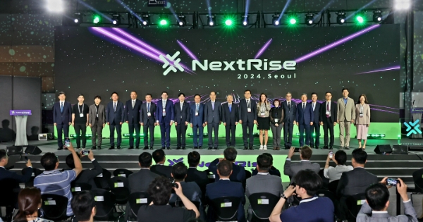 (왼쪽 여덟번째부터) 김소영 금융위원회 부위원장, 김복규 산업은행 수석부행장, 한덕수 국무총리, 황철주 무역협회 회장단 대표가 기념 촬영을 하는 모습. / 사진=KDB산업은행 제공