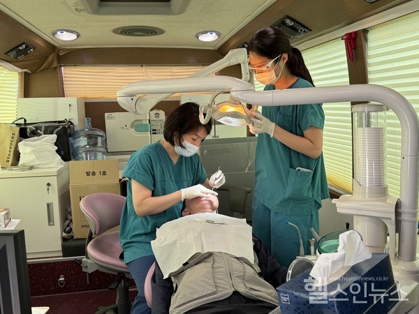 관악서울대치과병원치주과김윤정교수(왼쪽첫번째)의진료모습
