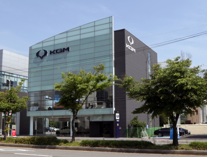 KGM이 일산에 익스피리언스 센터 1호점인 ‘KGM 익스피리언스 센터 일산(KEC)’을 열고 개관식을 진행했다. / 사진=KGM 제공