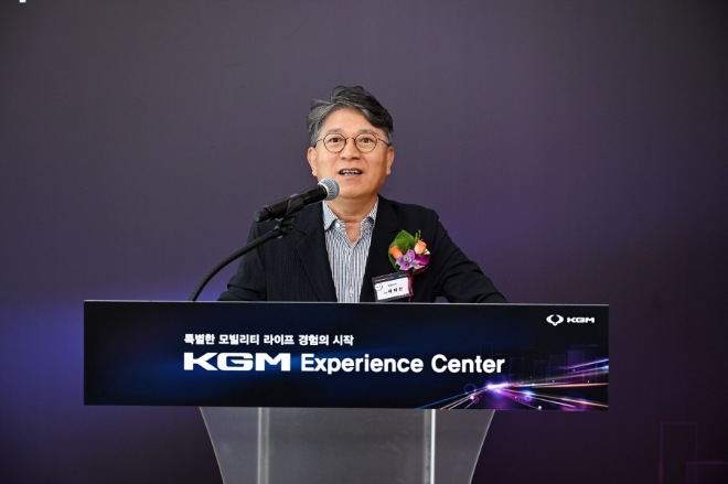곽재선 KGM 회장이 13일 열린 ‘KGM 익스피리언스 센터 일산(KEC)’ 개관식에서 인사말을 하고 있다. / 사진=KGM 제공
