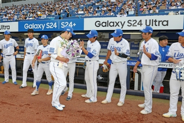 박병호의 한미 통산 400홈런 축하하는 삼성 동료들