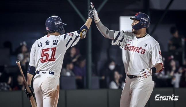 투런 홈런 날린 빅터 레이예스