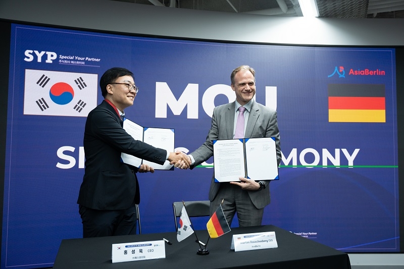 사진=(좌)에스와이피 홍성욱 대표, (우)아시아 베를린(Asia Berlin) 마튼 라우쉔베악(Marten Rauschenberg) 대표 / 출처=에스와이피