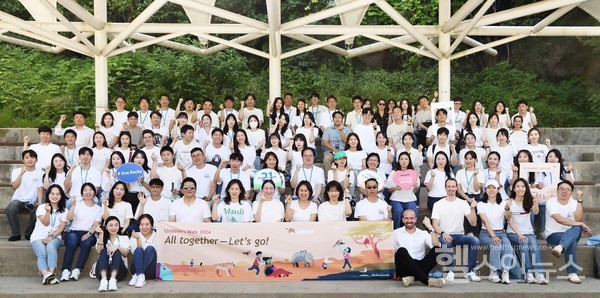 한국로슈진단과한국로슈임직원들이13일‘어린이를위한걷기대회(칠드런스워크)’를진행했다.