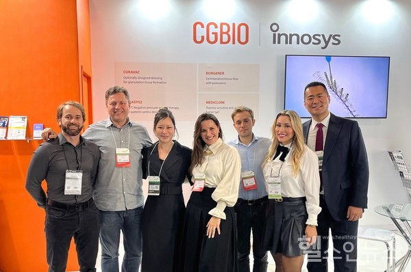 Hospitalar2024에참가한시지바이오임직원들과파트너사관계자들이기념촬영을하고있다.