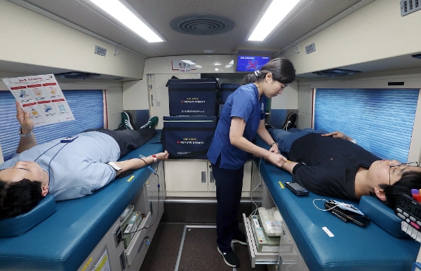 지난 13일 서울시 중구에 위치한 신한은행 본점에서 진행된 2024 '사랑의 헌혈 나눔’ 행사에서 신한은행 임직원들이 헌혈하는 모습. / 사진=신한은행 제공