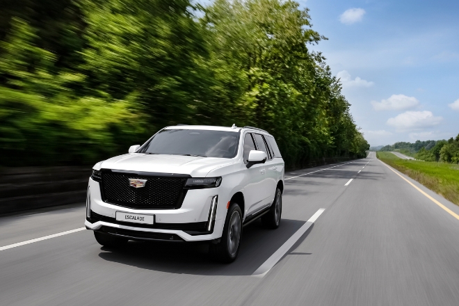 캐딜락은 전기 SUV ‘리릭’ 출시를 기념해 오는 20일부터 23일까지 ‘파라다이스 호텔 부산’에서 ‘리릭 쇼케이스 인 부산’을 진행한다고 14일 밝혔다. 사진은 에스컬레이드 주행 이미지. (사진 = 캐딜락 제공)