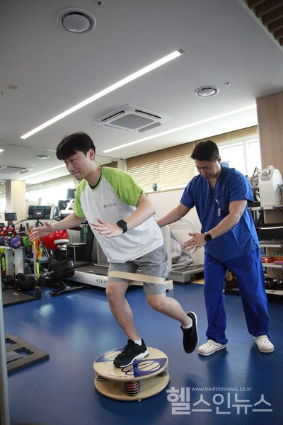 전방십자인대재건술을받은환자가기능회복을위한균형재활훈련을하고있다.(제공:건국대병원)
