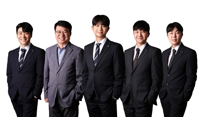 해율손해사정 / (왼쪽부터) 김재우 팀장, 고영제 이사, 최항택 대표(손해사정사), 정승교 팀장, 이해찬 팀장