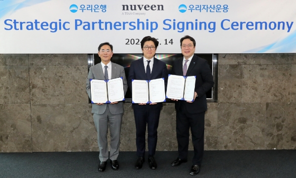 지난 14일 우리은행 본점에서 우리은행과 우리자산운용이 글로벌 자산운용사 누빈(Nuveen)과 전략적 제휴를 위한 MOU를 체결했다. (좌측부터) 우리은행 기업투자금융부문 기동호 부문장, 누빈 장재호 한국대표, 우리자산운용 최승재 대표가 협약식에서 사진촬영을 하고 있다. / 사진=우리은행 제공