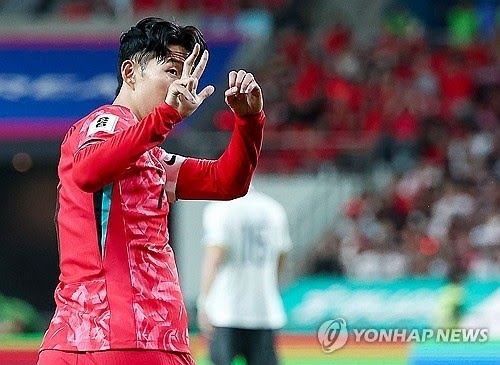 손흥민이 '3-0' 제스추어를 하고 있다.