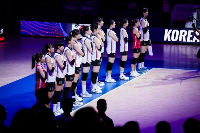 이탈리아전에 앞서서 국민의례를 하는 한국 여자 배구대표팀