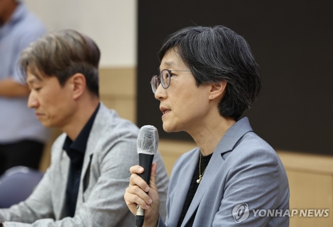 발언하는 강희경 서울의대 비대위원장
