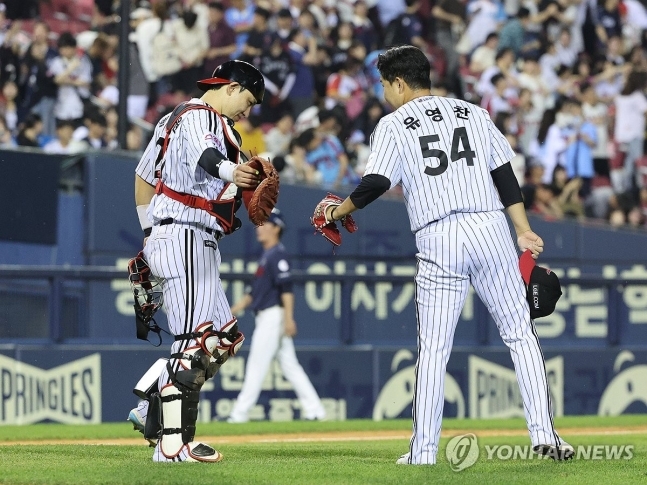 LG 포수 박동원(왼쪽)