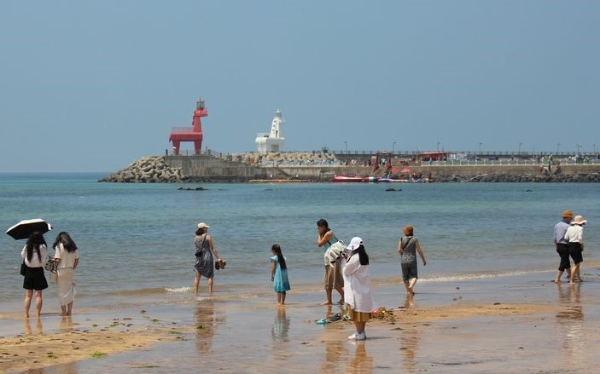 지난 15일 오후 제주시 이호테우해수욕장을 찾은 관광객들이 즐거운 시간을 보내는 모습.