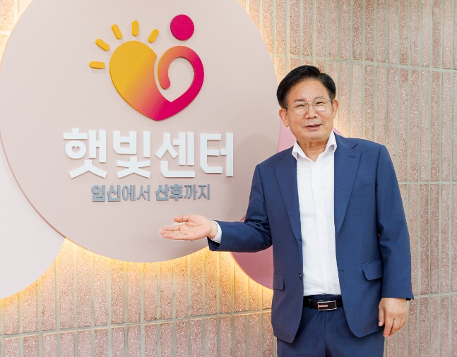 박강수 마포구청장이 지난해 개소한 마포구 햇빛센터에서 환하게 웃고 있다.