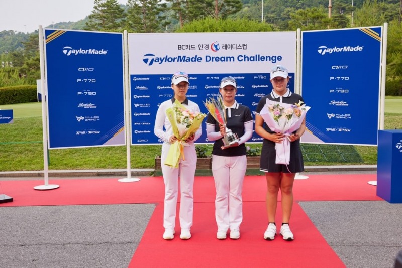 테일러메이드 제3회 드림챌린지_ 3위 강민진(왼쪽) 우승 김가희(가운데) 2위 장문경(오른쪽)
