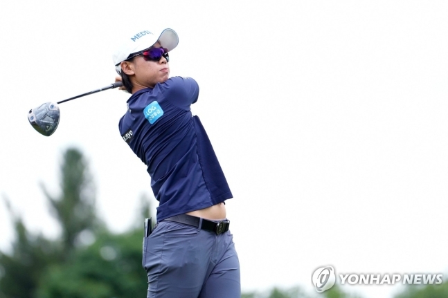 티샷하는 안나린