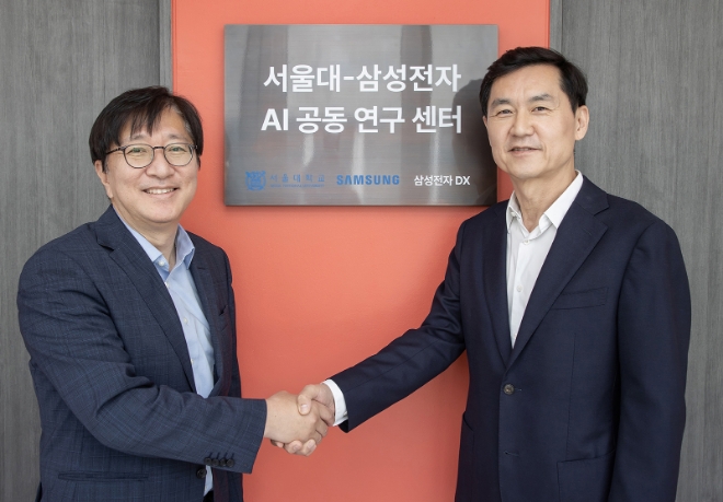 삼성전자와 서울대학교는 17일 서울 관악구 소재 서울대 글로벌공학교육센터에서 삼성전자 DX부문 CTO겸 삼성리서치장 전경훈 사장(오른쪽)과 서울대 김영오 공과대학장(왼쪽) 등이 참석한 가운데 'AI 공동연구센터' 설립을 위한 업무 협약을 체결했다고 밝혔다. (사진 = 삼성전자 제공)