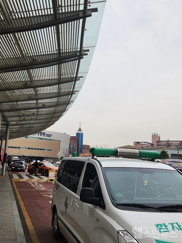 서울의대비대위가17일부터무기한전체휴진을선언한가운데,서울대병원정문앞에구급차가서있다