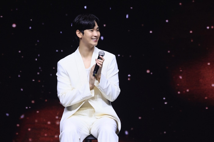 김수현, 팬사랑 빛난 태국 팬미팅…스윗 매력 폭발